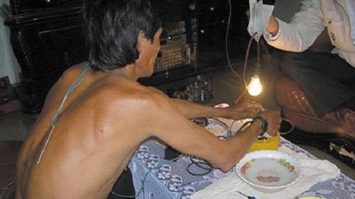 “Dị nhân” có khả năng hút đồ vật, dẫn điện qua người - 2