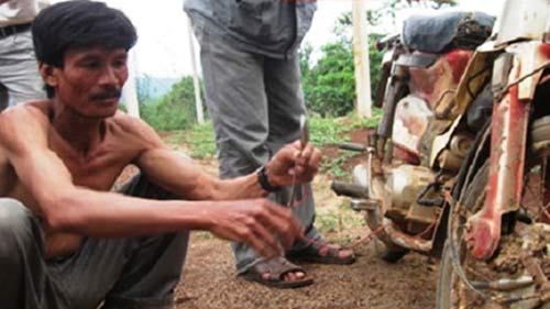 “Dị nhân” có khả năng hút đồ vật, dẫn điện qua người - 4