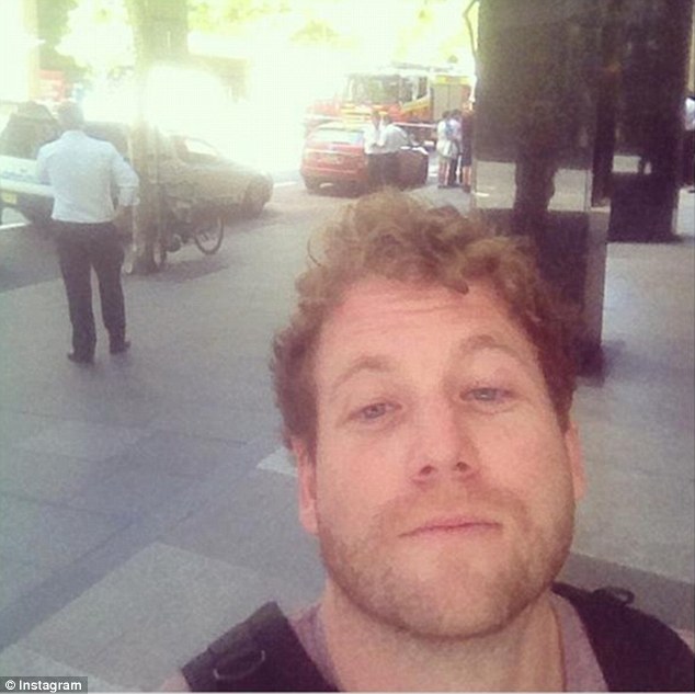 Vụ bắt cóc ở Úc: Du khách hớn hở chụp ảnh “tự sướng” - 4