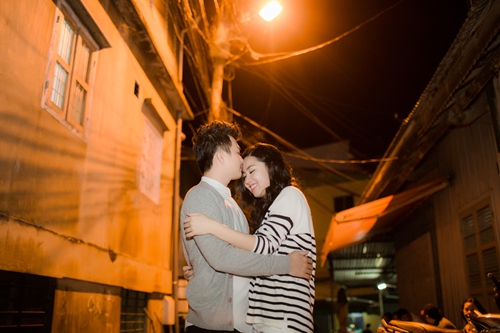 Lê Khánh và chồng sắp cưới tình tứ dạo phố đêm - 1
