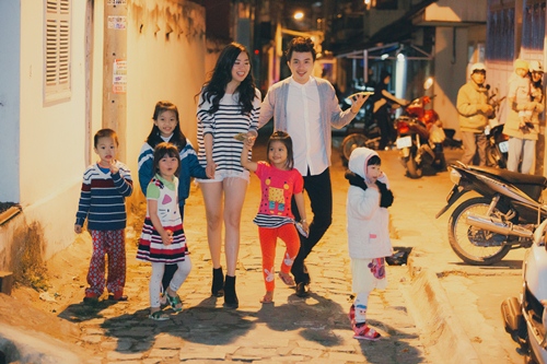 Lê Khánh và chồng sắp cưới tình tứ dạo phố đêm - 2