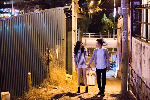 Lê Khánh và chồng sắp cưới tình tứ dạo phố đêm - 5