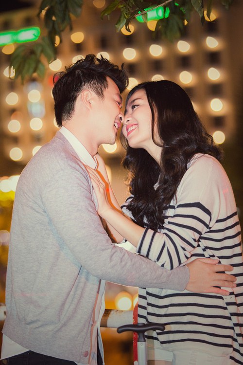 Lê Khánh và chồng sắp cưới tình tứ dạo phố đêm - 7