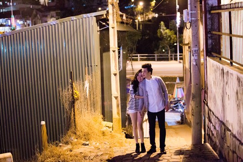 Lê Khánh và chồng sắp cưới tình tứ dạo phố đêm - 6