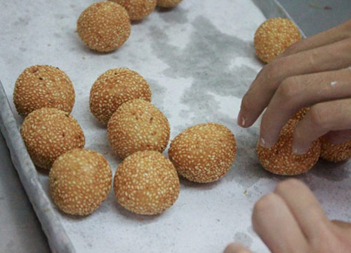 Làm bánh rán lúc lắc ngọt thơm cho cả nhà mê mẩn - 11