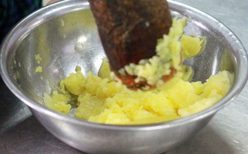 Làm bánh rán lúc lắc ngọt thơm cho cả nhà mê mẩn - 2