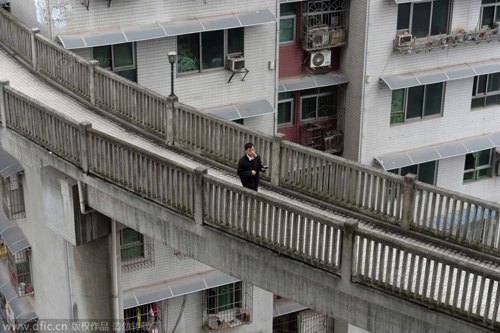 Cầu đi bộ cao 40 mét bắc từ… tầng 13 của tòa nhà chung cư - 3