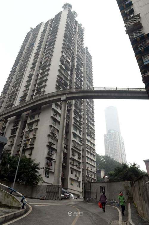 Cầu đi bộ cao 40 mét bắc từ… tầng 13 của tòa nhà chung cư - 2