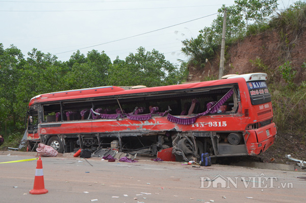 Quảng Ninh: Container đâm xe khách, 6 người tử vong - 1