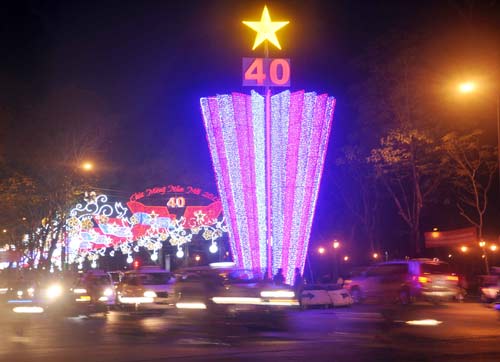 Đường phố Sài Gòn lung linh đón chào năm mới - 1
