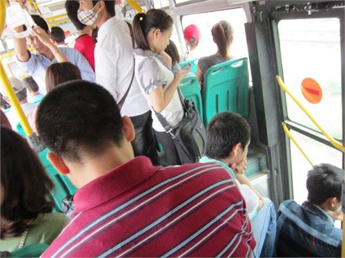 Quấy rối tình dục trên xe buýt: Khó xử lý vì... im lặng - 1