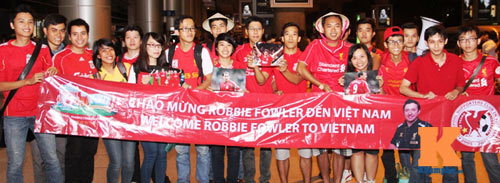Siêu tiền đạo Liverpool được tặng nón lá khi đến Việt Nam - 1