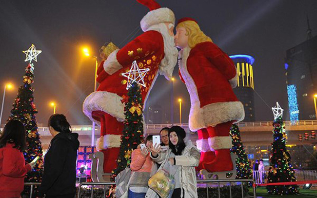 Cặp ông bà già Noel cao hơn 8m đang hôn nhau là điểm nhấn của mùa Giáng sinh năm nay ở thành phố Taiyuan, tỉnh Sơn Tây, Trung Quốc.
