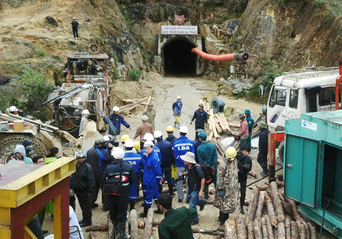 Vụ sập hầm: Chuẩn bị bơm nước từ trong hầm ra ngoài - 7