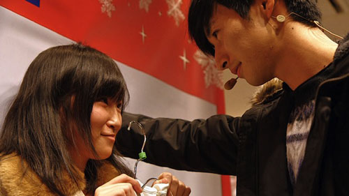 Nhật Bản: Rộ mốt đẩy khách mua quần áo vào tường - 1
