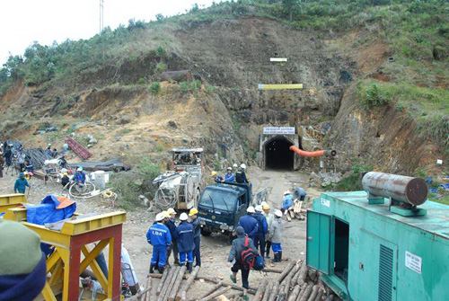 Vụ sập hầm: Chuẩn bị bơm nước từ trong hầm ra ngoài - 4