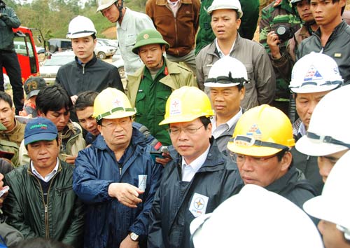 Vụ sập hầm: Chuẩn bị bơm nước từ trong hầm ra ngoài - 3