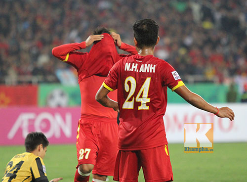 Bóng đá Việt Nam sau AFF Cup: Soi rọi những giá trị ảo - 1
