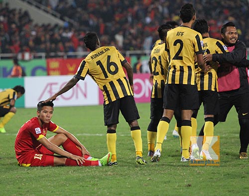 Bóng đá Việt Nam sau AFF Cup: Soi rọi những giá trị ảo - 2