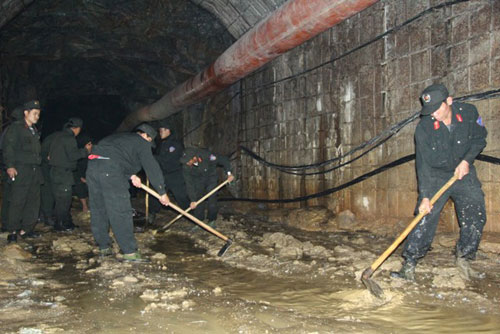 Vụ sập hầm: Chuẩn bị bơm nước từ trong hầm ra ngoài - 1