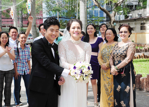 Nhật Kim Anh âu yếm hôn chú rể trong hôn lễ tại nhà thờ - 1