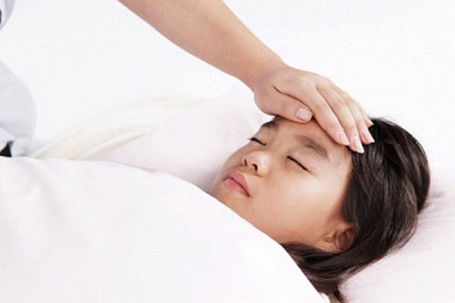 Các hiểm hoạ tiềm tàng ẩn dưới cơn sốt ở trẻ - 2