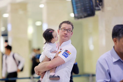 Chồng Đoan Trang liên tục hôn con gái ở sân bay - 4