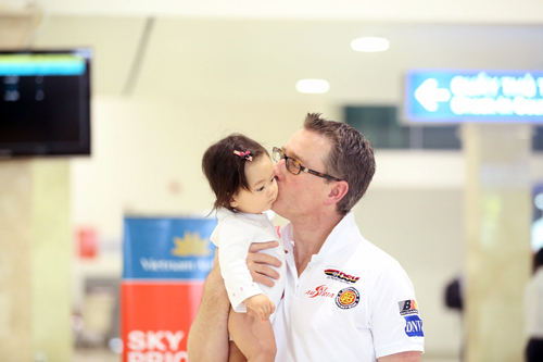 Chồng Đoan Trang liên tục hôn con gái ở sân bay - 3