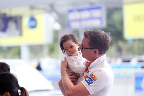 Chồng Đoan Trang liên tục hôn con gái ở sân bay - 2