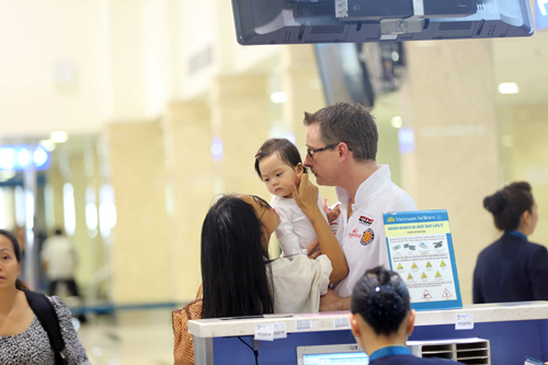 Chồng Đoan Trang liên tục hôn con gái ở sân bay - 6