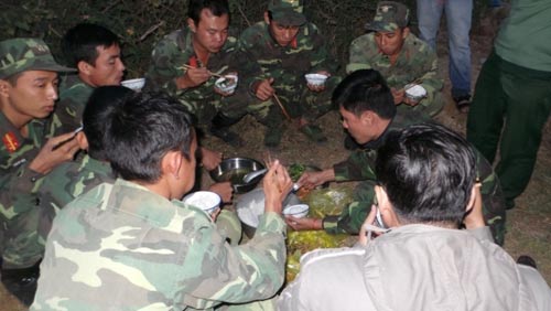 Bữa cơm dã chiến của 500 lính cứu hộ vụ sập hầm - 1