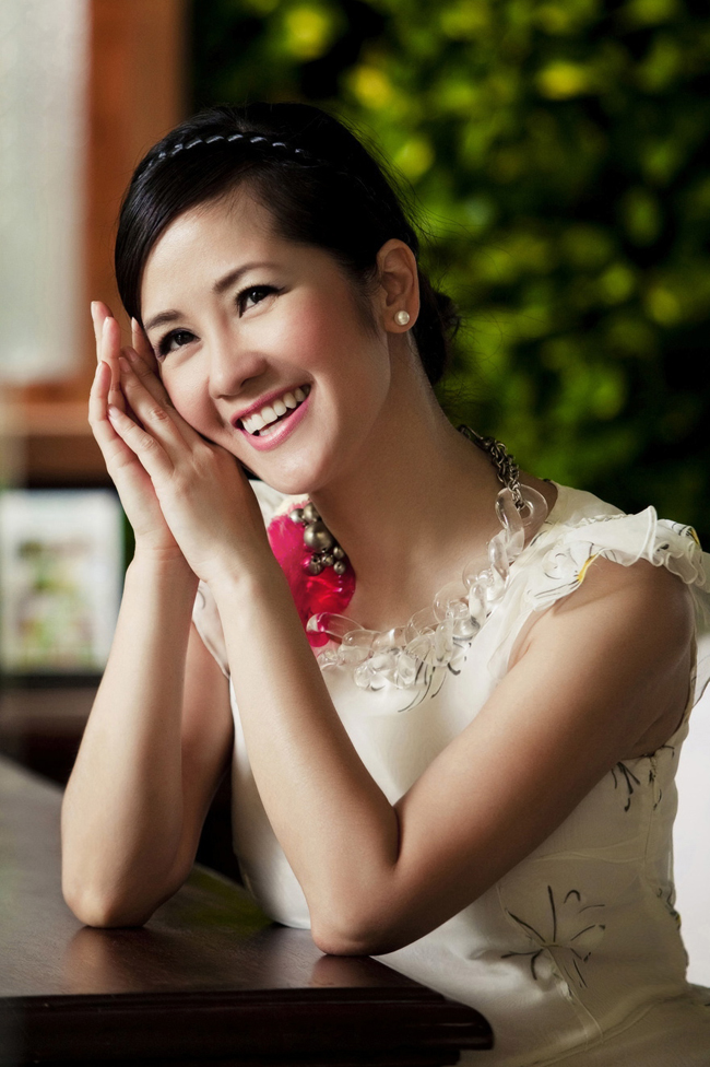 “Nàng Bống” Hồng Nhung đã bí mật đính hôn với người chồng ngoại quốc Kevin vào năm 2007 và đăng ký kết hôn vào năm 2010.



