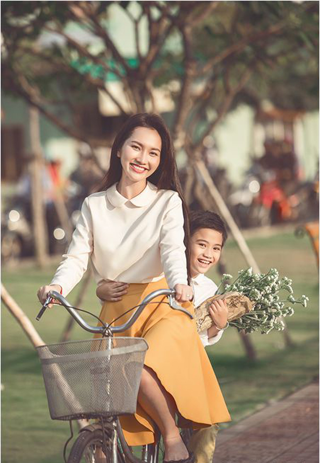 Sau khi ly hôn, người đẹp dành hết tình thương cho cậu con trai Sonic.


