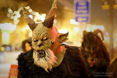 Những truyền thống kì quặc trong Giáng sinh trên thế giới - 2