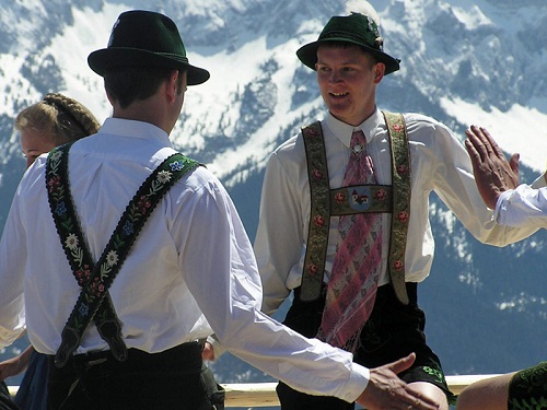 Những truyền thống kì quặc trong Giáng sinh trên thế giới - 8