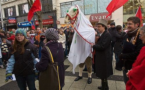 Những truyền thống kì quặc trong Giáng sinh trên thế giới - 14