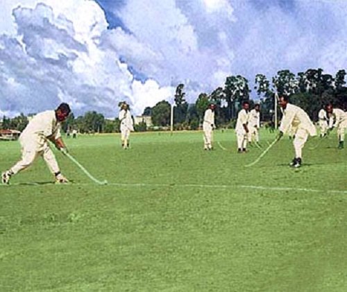 Những truyền thống kì quặc trong Giáng sinh trên thế giới - 7