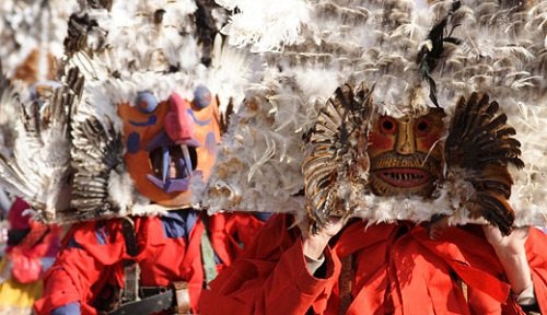 Những truyền thống kì quặc trong Giáng sinh trên thế giới - 8