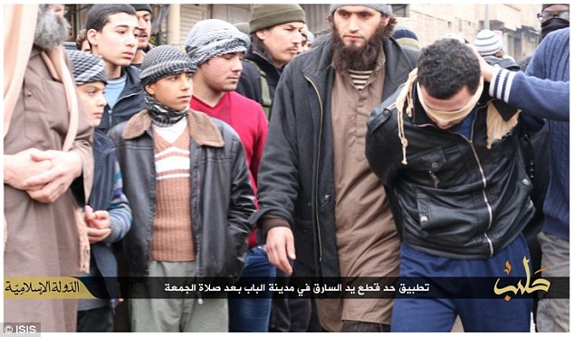 Kinh hoàng hình phạt chặt tay kẻ trộm của phiến quân IS - 1
