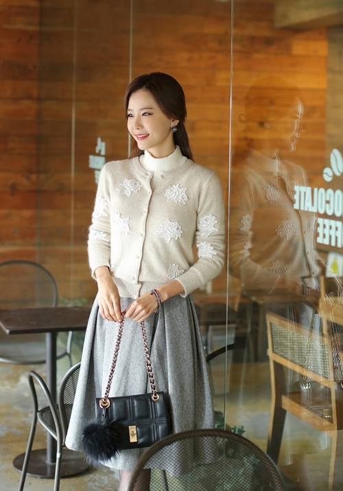 Diện áo len “kẹo ngọt” tới công sở mùa Giáng sinh - 8