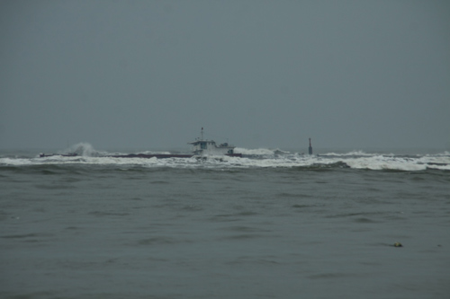Cứu 6 thuyền viên trên tàu hàng bị chìm ở cảng Cửa Việt - 1