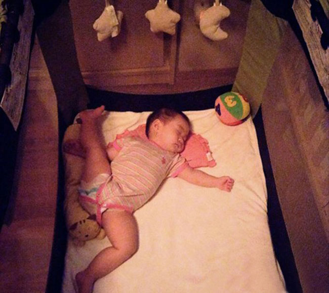 Bật cười với các tư thế ngủ của bé - 8