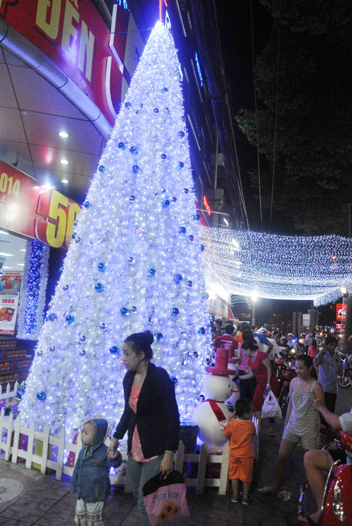 Ngắm những cây thông “khủng” nhất mùa Giáng sinh 2014 - 1