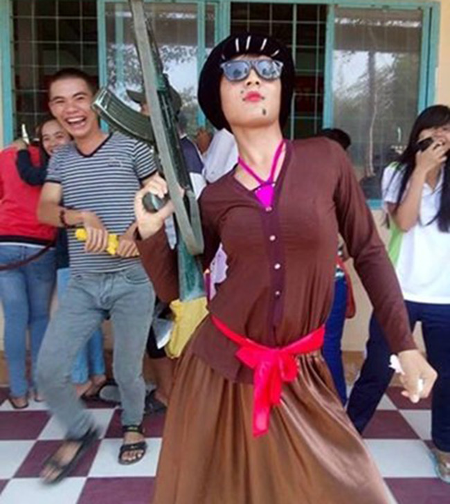 'Thị Mầu' cầm súng 'chụp ảnh tự sướng'

