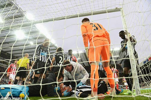 Dũng cảm cứu thua, hậu vệ lao đầu vào cột dọc bất tỉnh - 2