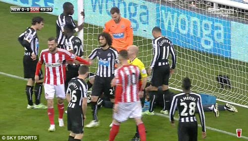 Dũng cảm cứu thua, hậu vệ lao đầu vào cột dọc bất tỉnh - 3