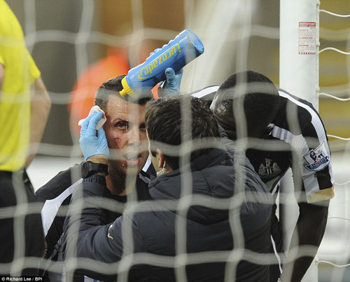 Dũng cảm cứu thua, hậu vệ lao đầu vào cột dọc bất tỉnh - 4