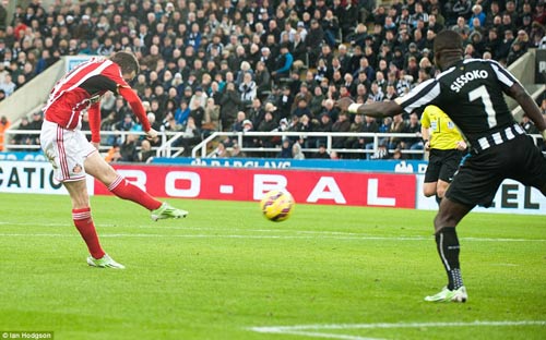 Dũng cảm cứu thua, hậu vệ lao đầu vào cột dọc bất tỉnh - 5