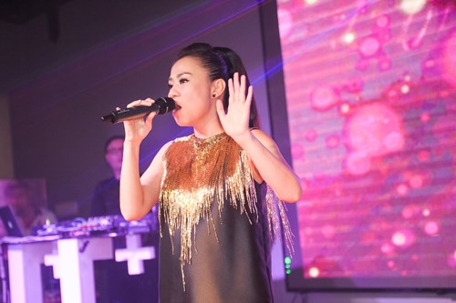 Bà bầu Thu Minh khóa môi chồng Tây trên sân khấu - 4