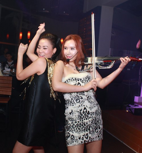 Bà bầu Thu Minh khóa môi chồng Tây trên sân khấu - 3